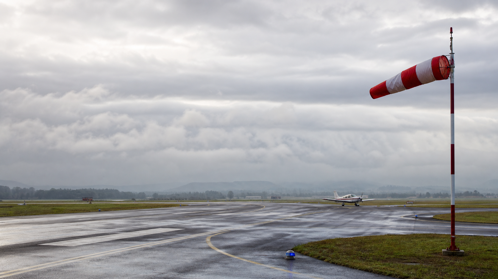 Piste humide, manche a air et couches basses sur un terrain d instruction